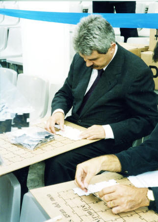 Pascual Maragall y Olivetti en el puzzle más grande del mundo