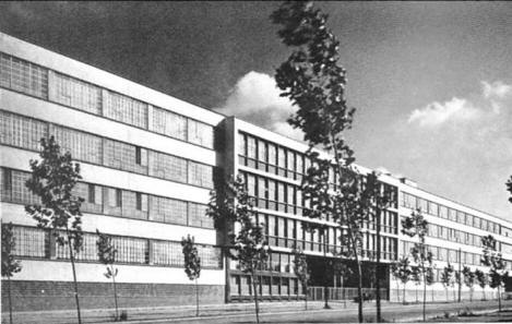 En 1942 entra en marcha la nueva fábrica de Olivetti en la plaza de las Glorias.