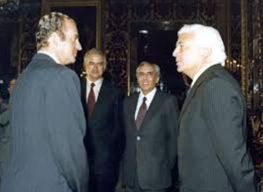 Riccardo Berla ad un ricevimento con il re Juan Carlos accompagnato da Carlos Tutusaus.