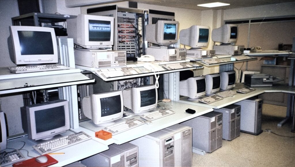 Infraestructura inicial de la Server Room instalada en el Centro Oliservice de Olivetti situado en la calle Santander de Barcelona en 1997